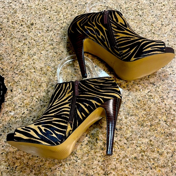 Seeing Double?? Yes…two pairs of Nine West cowhide peeptoe heels!! - Picture 2 of 6
